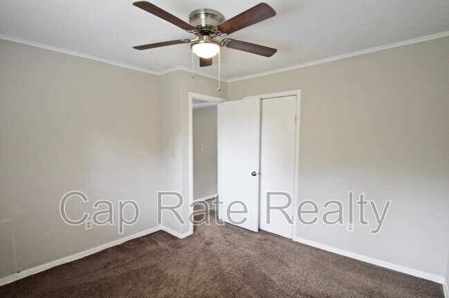 Building Photo - 1226 Parkview Dr