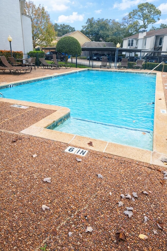 Building Photo - 2425 Augusta Dr