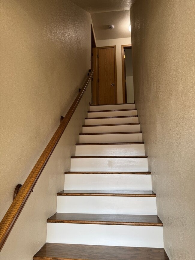 Building Photo - Updated 3 bedroom 2 bath duplex! MOVE IN S...