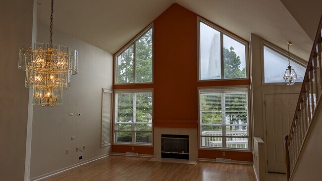 Building Photo - Easy New Berlin Living