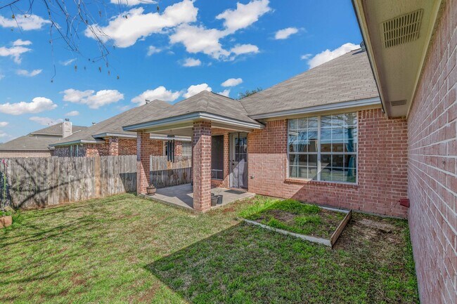 Building Photo - Beautiful 3/2 House in Edelweiss Estates! ...