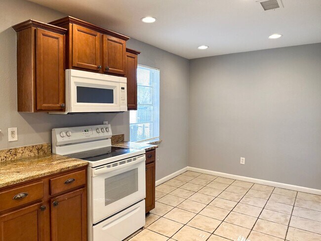 Building Photo - 3 Bedroom / 2 Bath