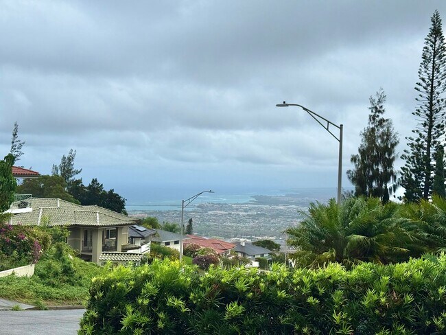 Building Photo - Beautiful 3 Bedroom / 2.5 Bathroom Home in Wailuku Heights!