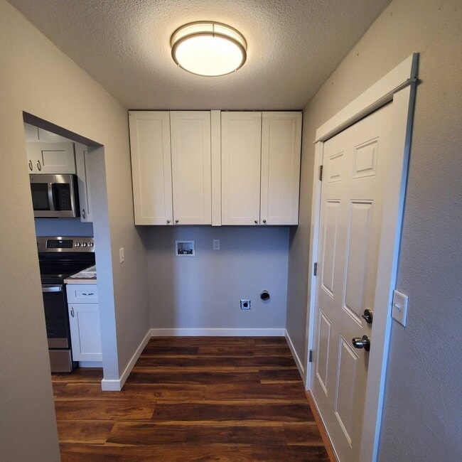 Building Photo - Pet Friendly Single level, 3 bed: 2 bath home with an open yard area and 2 car garage