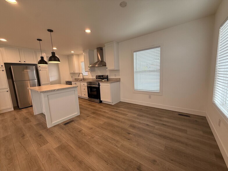 Building Photo - 3601 E Wyoming Ave