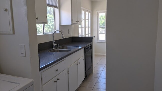Building Photo - 2213 Carmona Ave