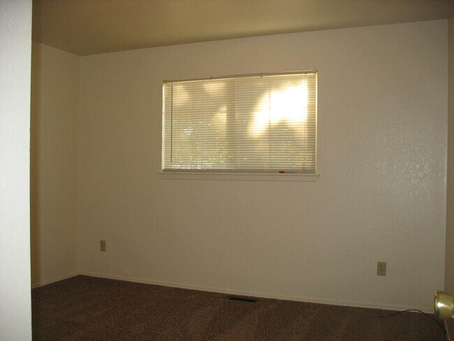 Building Photo - 3bed, 1.5bath, 1,050sq.ft. Single family home with garage
