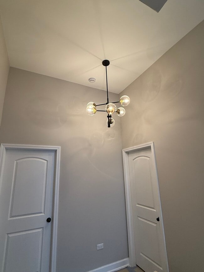 Building Photo - 912 N Ashland Ave