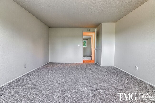 Building Photo - Amazing Open concept Condo in a secluded c...