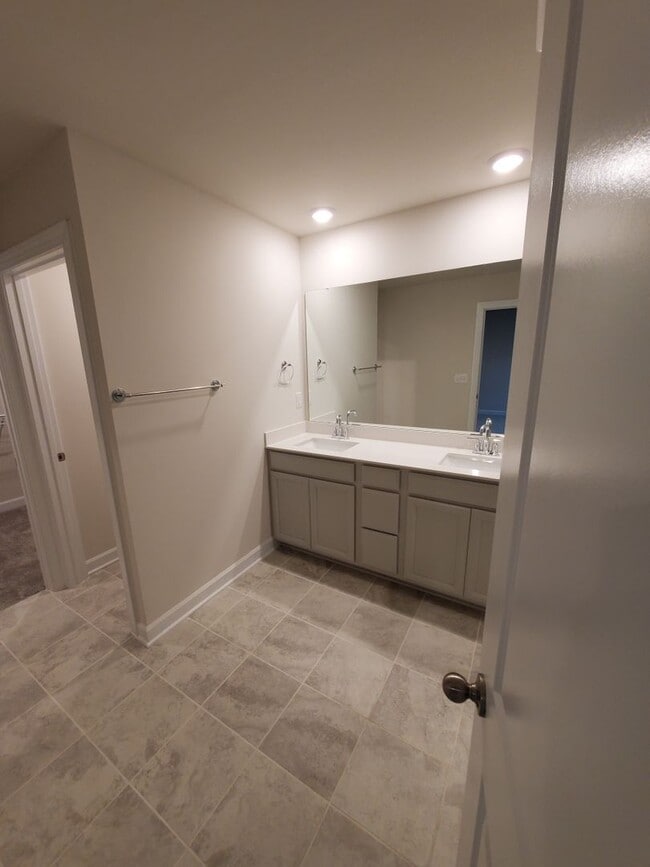 Building Photo - Beautiful Home in Huntersville