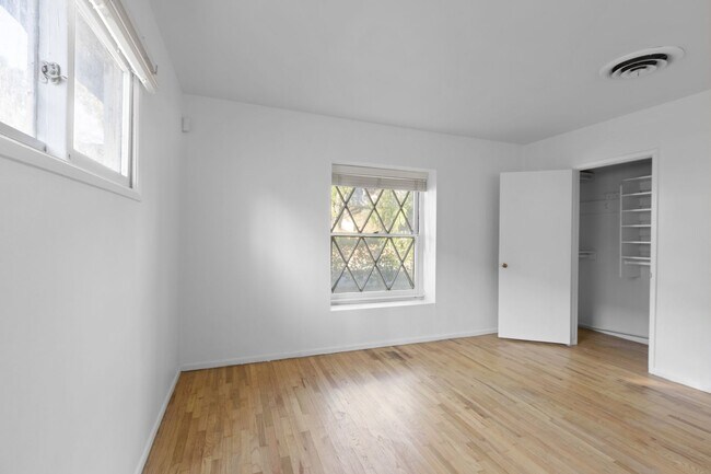 Building Photo - 15826 Magnolia Blvd