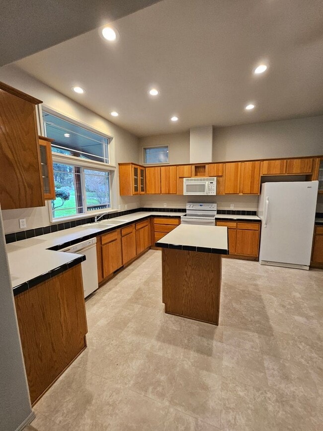 Building Photo - Spacious 4-Bed, 2-Bath Home on 5+ Acres