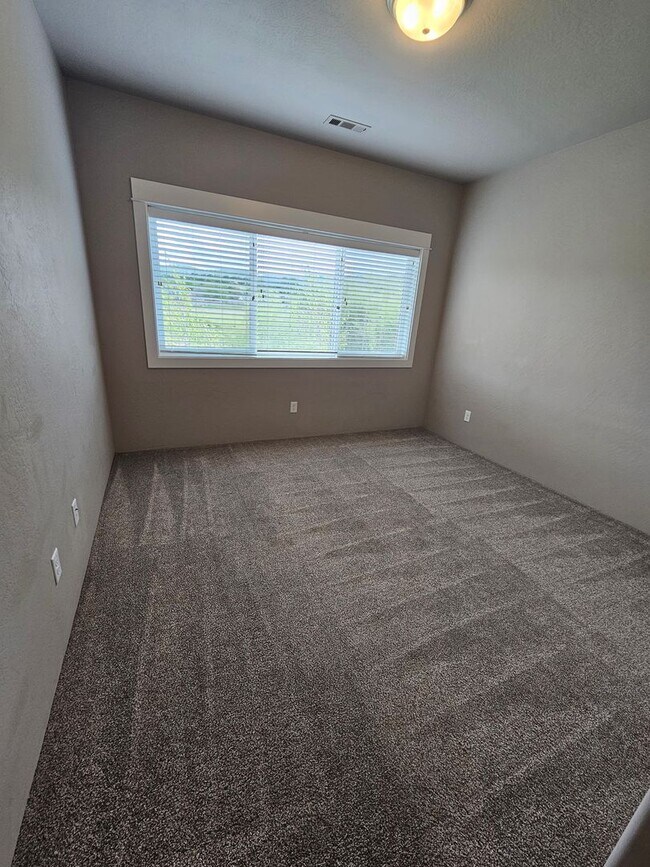 Building Photo - Beautiful Townhome in East Medford