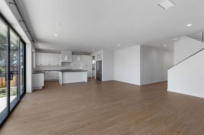 Building Photo - Modern Coastal Lease in Top of the World