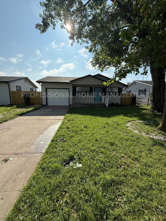 Building Photo - Open House 6/24 12:30-1! Bright, Fresh & F...