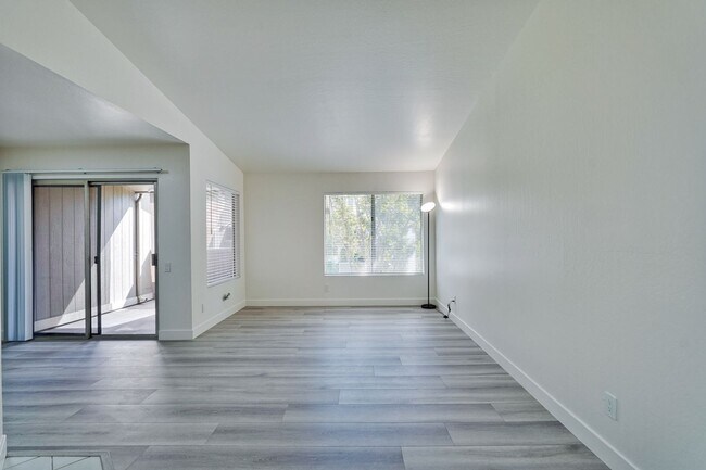 Building Photo - 2 bed 2 bath condo