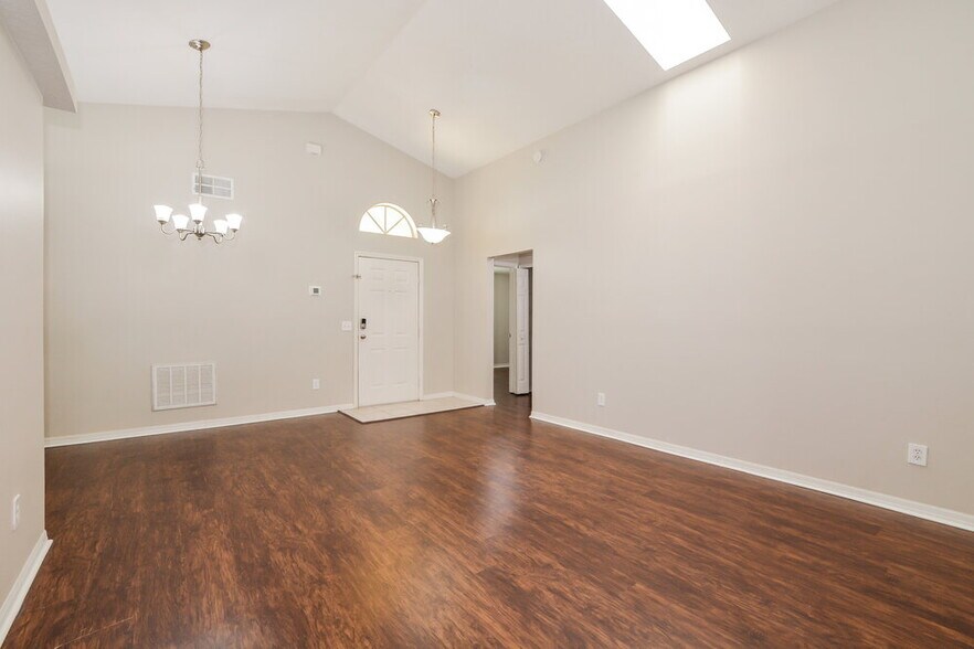 Building Photo - 493 Lancers Dr