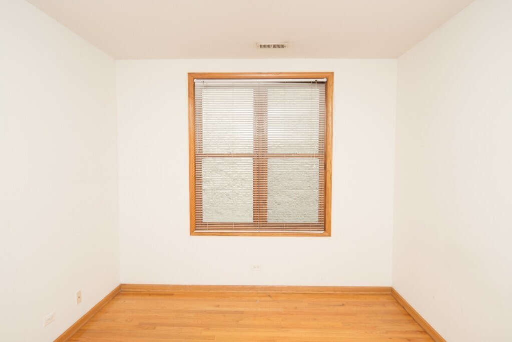 Building Photo - 2247 W Diversey Ave