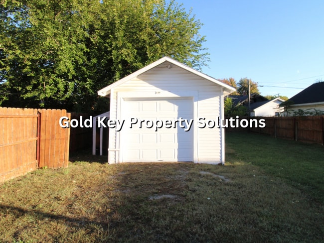 Building Photo - Spacious 1 BR 1 BA House with Fenced Backy...