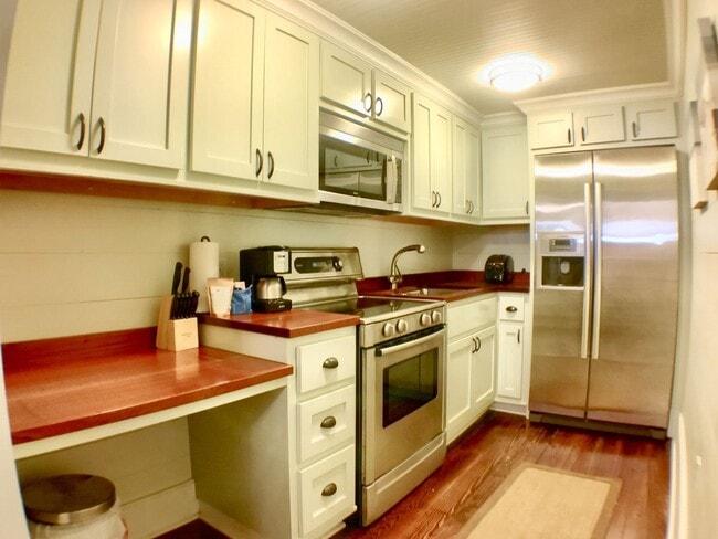 Building Photo - Fully Furnished, All Inclusive 1 Bedroom, 1 Bath Condo In the Heart of Downtown Charleston