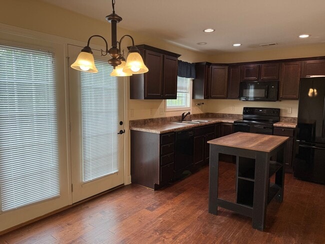 Building Photo - Tri level 2 bed, 2.5 bath Condo! Lakeridge School District.