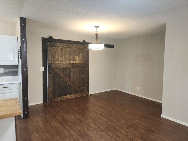 Building Photo - Updated 2 bed + bonus room / 2 bath home