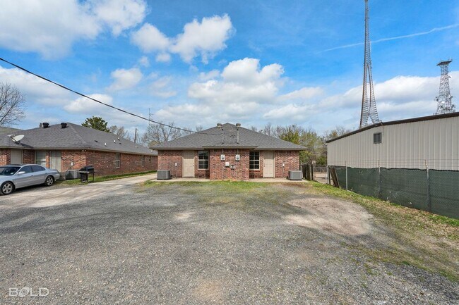 Building Photo - 1719 Lakeshore Dr