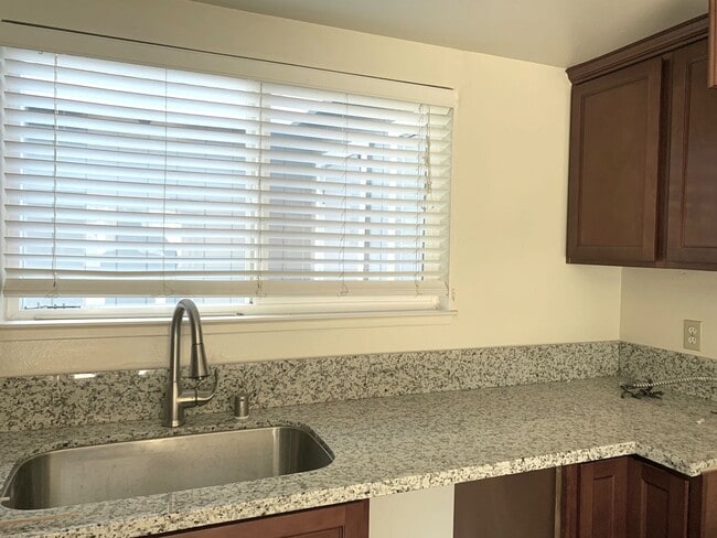 Building Photo - 2 bed 1.5 bath with a 2-car garage in Rocklin