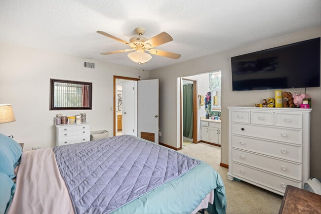 Building Photo - 206 Cedar Ridge Way