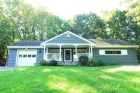 Building Photo - Newly Renovated 2 Bedroom
