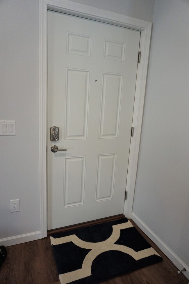Building Photo - New modern 2 bed / 1 bath with fenced yard...