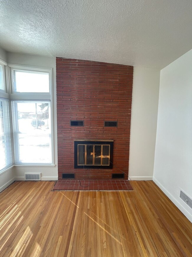 Building Photo - House- NW