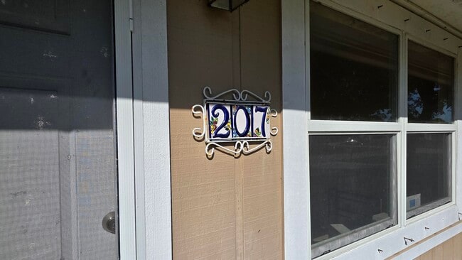 Building Photo - 207 SW Statler Ave