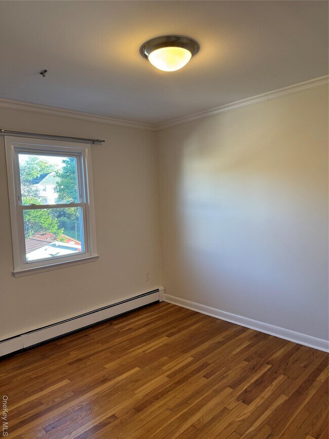 Building Photo - 222 Gainsborg Ave E