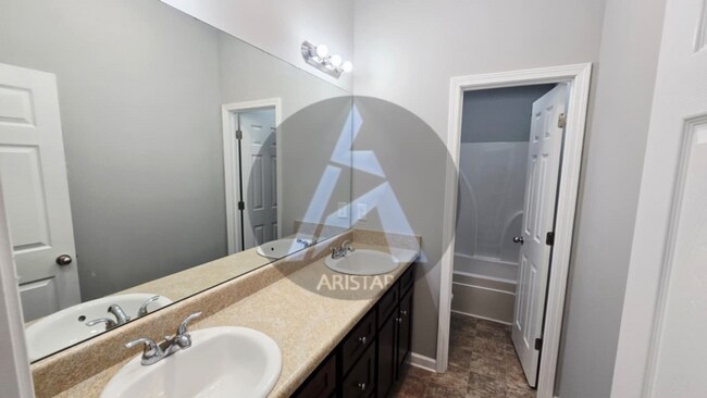Building Photo - 208 Persian Ivy Way
