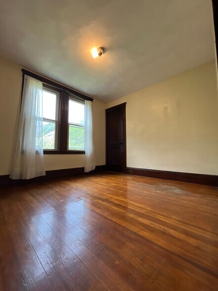 Building Photo - 82 Newburg St