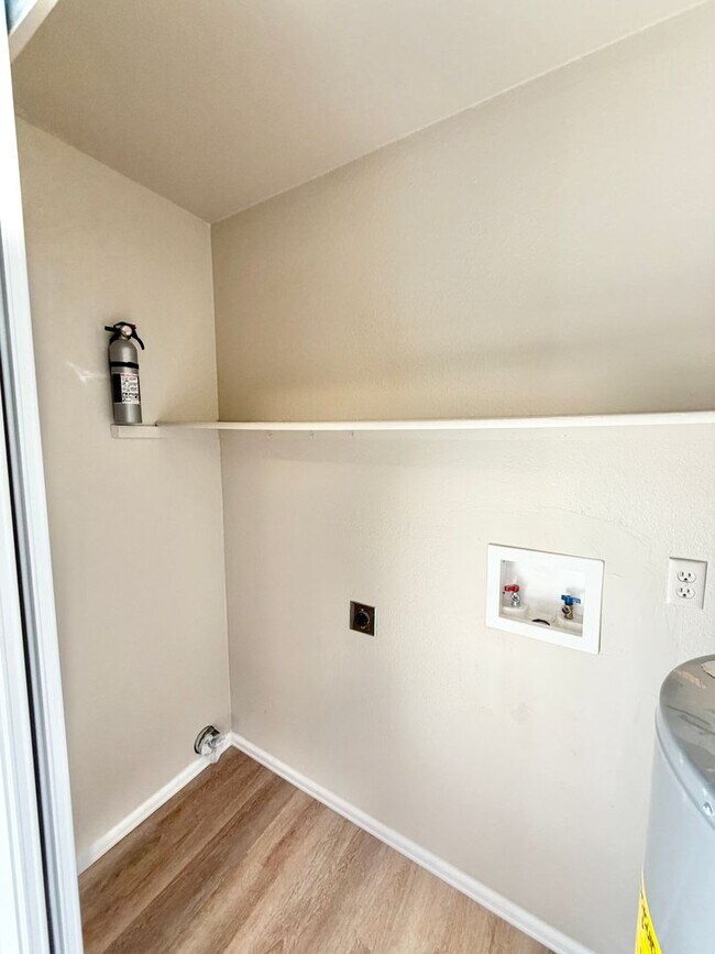 Building Photo - Two-Level 2BR with Fenced Yard & Washer/Dryer Hookups