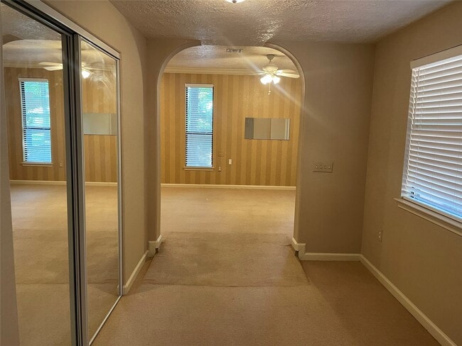 Building Photo - 302 Somerset