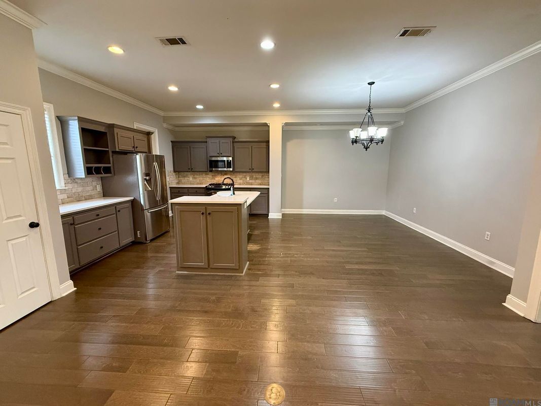 Building Photo - 10408 Springtree Ave