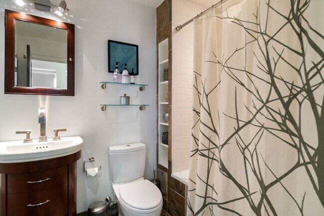 Building Photo - 136 Arlington St