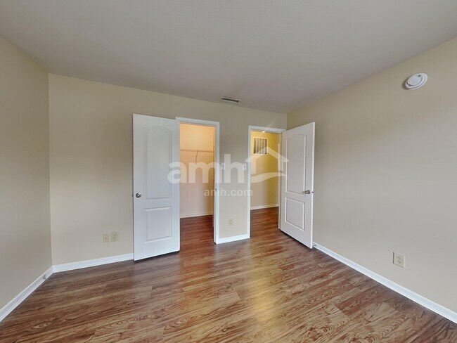 Building Photo - 467 Sedgewick Dr