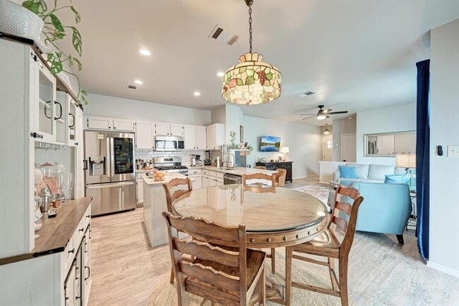 Building Photo - 922 Thackeray Ln