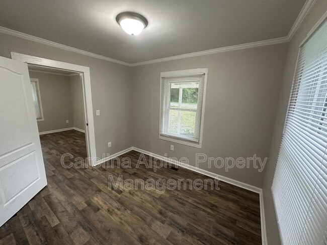 Building Photo - 416 Airline Ext