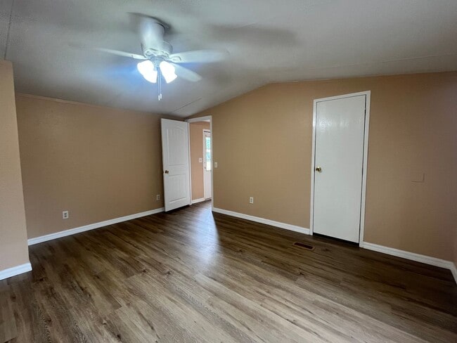 Building Photo - Newly renovated 3 Bedroom, 2 Bath home in ...