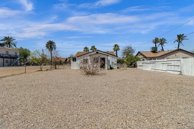 Building Photo - 1/2 MONTH FREE RENT MOVE IN SPECIAL!!! Brand new remodeled in the heart of downtown PHX