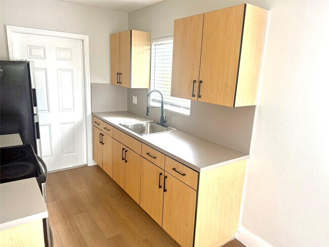 Building Photo - 720 NE 7th St