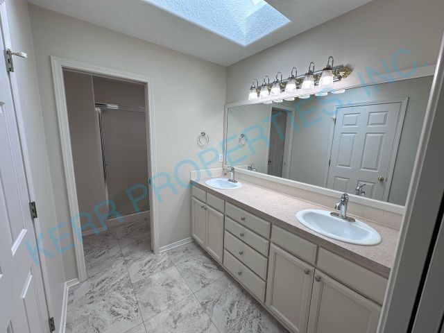 Building Photo - Charming Clackamas Retreat: Spacious 3-Bed...