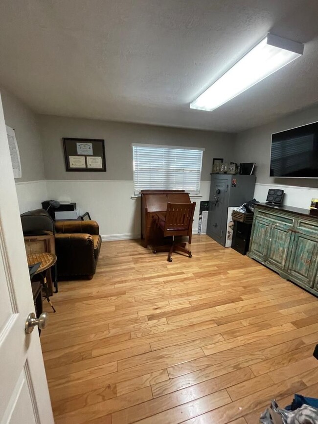 Building Photo - Gorgeous 3 BED, 2 BATH PLUS OFFICE WITH PO...