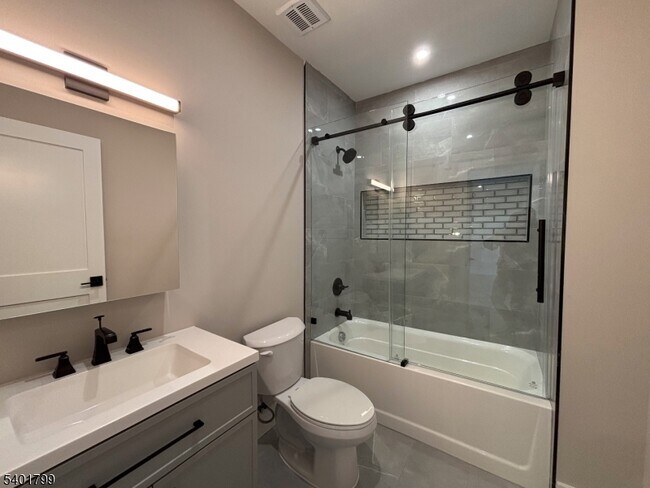 Building Photo - 136 Elm St