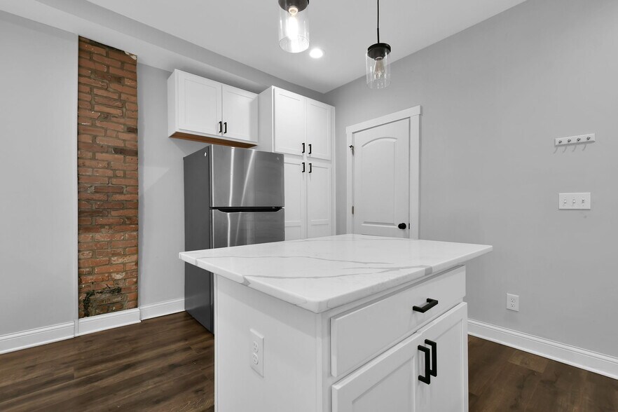 Building Photo - 547 W 3rd Ave